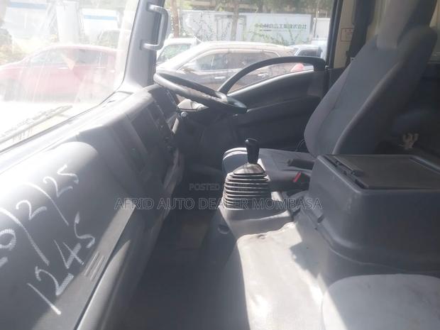 Isuzu NPR 5tonnes - thumbnail 3