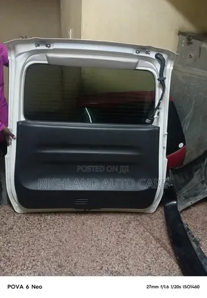 Nissan Serena Boot