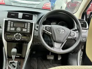 Toyota Premio 2018 Silver