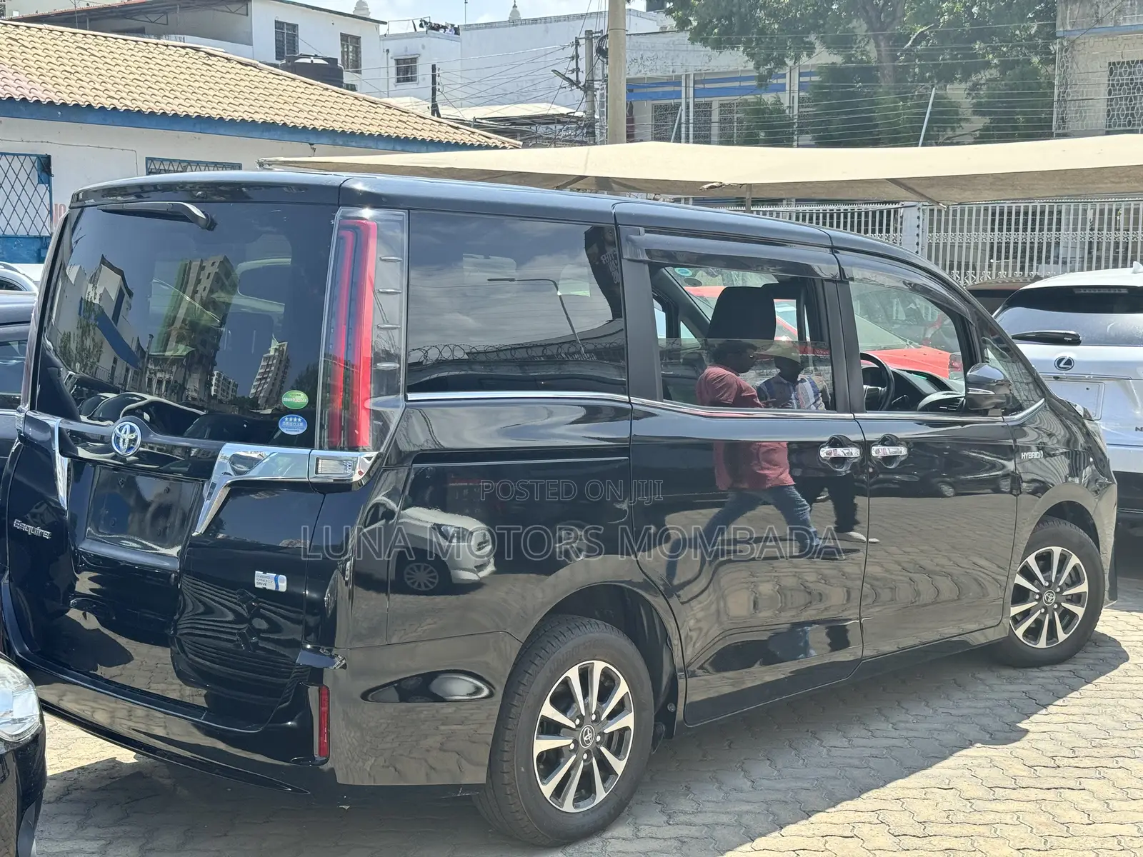 Toyota Esquire 2.0 AWD (8 seater) 2017 Black