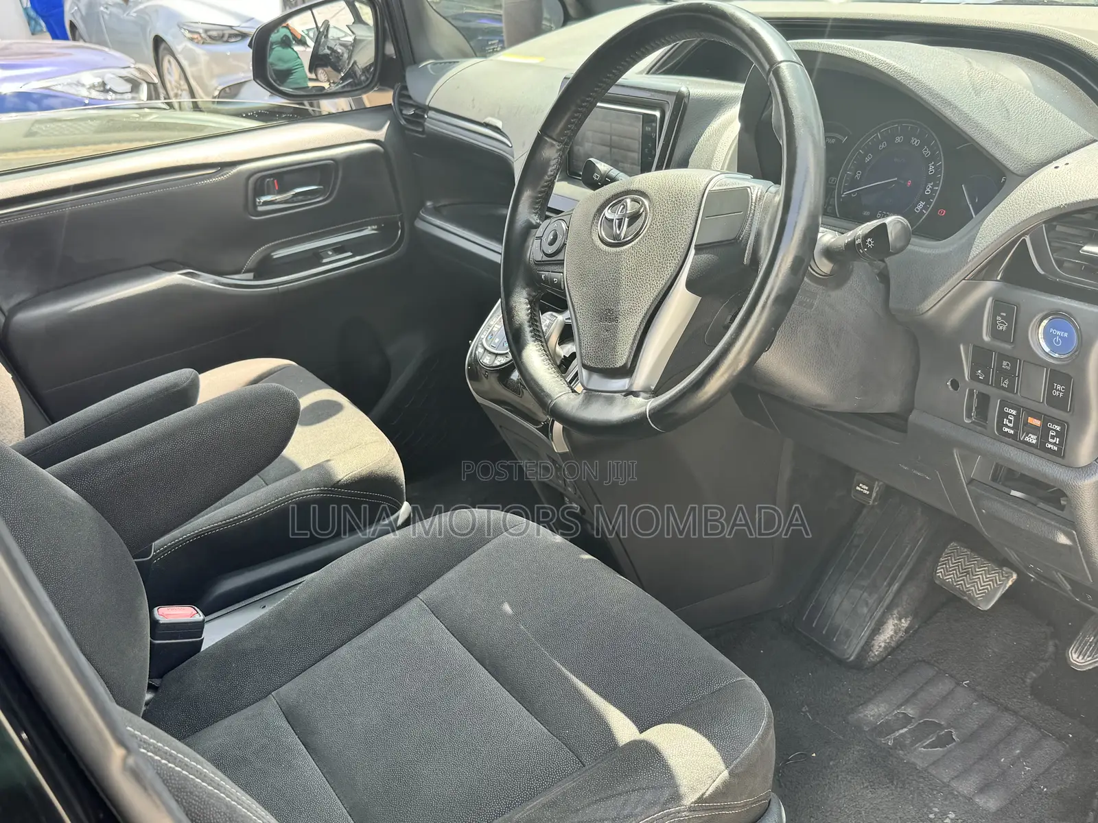 Toyota Esquire 2.0 AWD (8 seater) 2017 Black