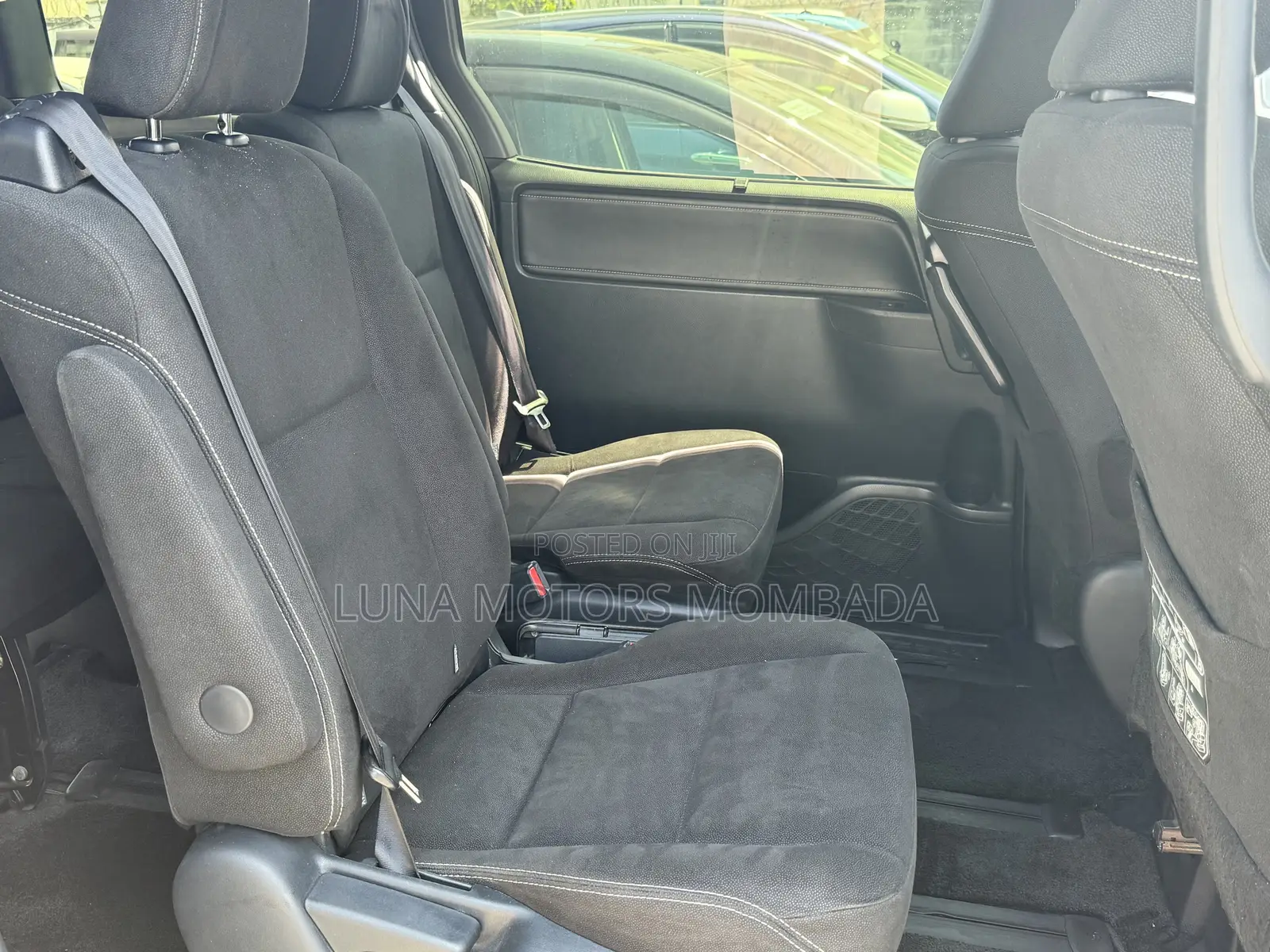 Toyota Esquire 2.0 AWD (8 seater) 2017 Black
