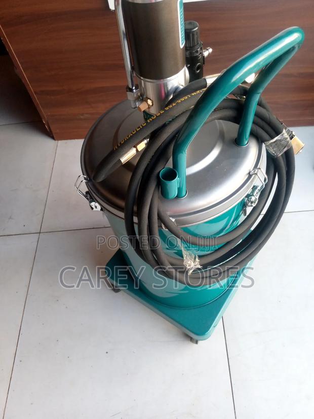 Total 30 Liter Grease Bucket - main view