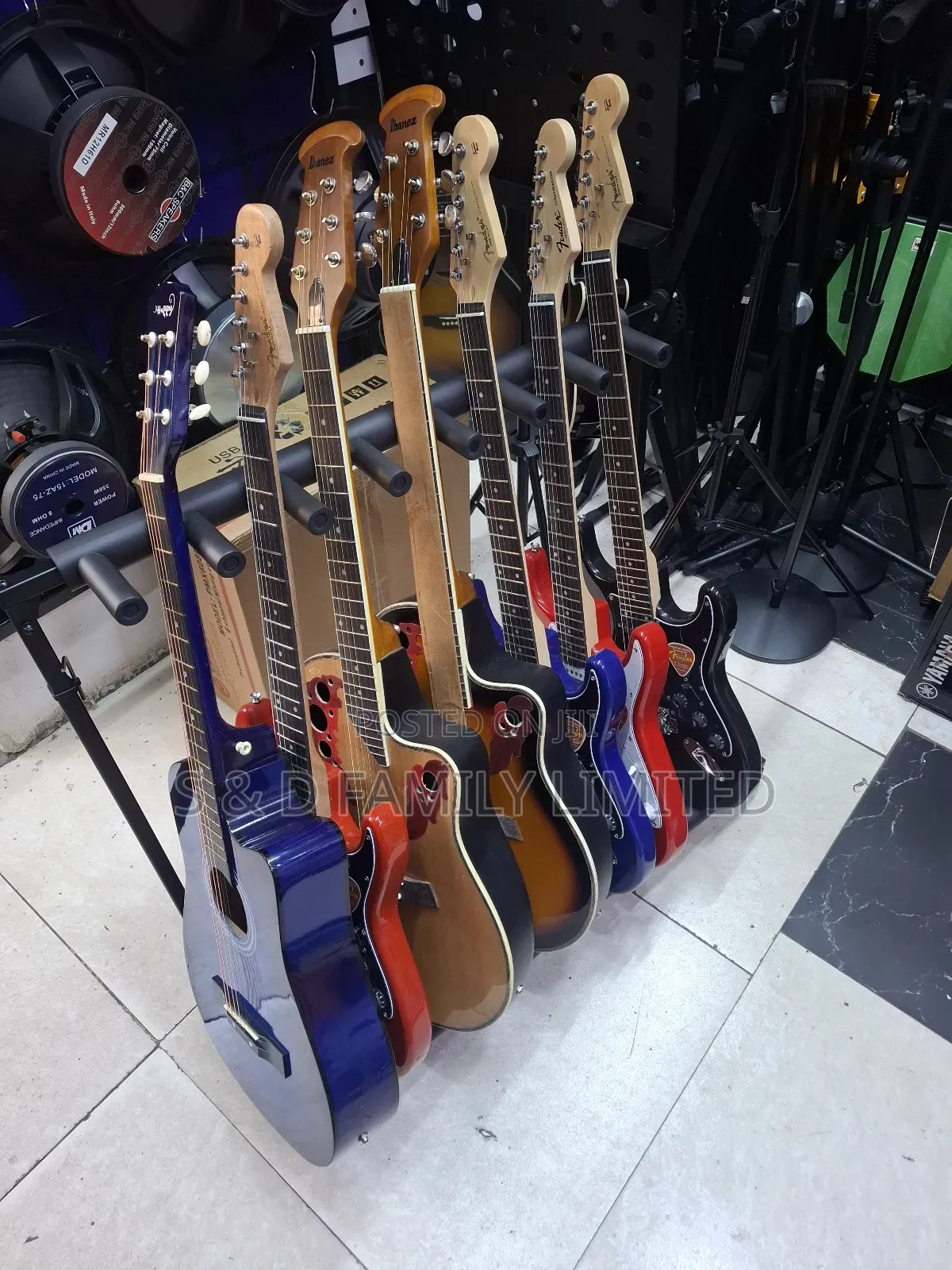 Soundking Dg036/7 Multi Guitar Stand