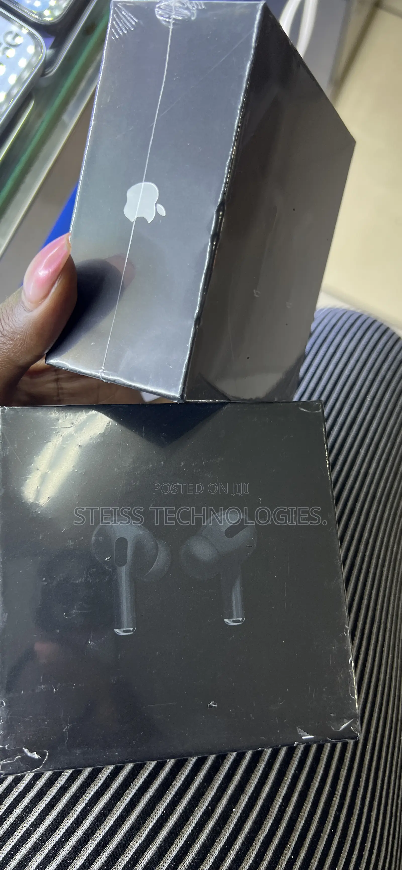 Black Apple Airpods Pro