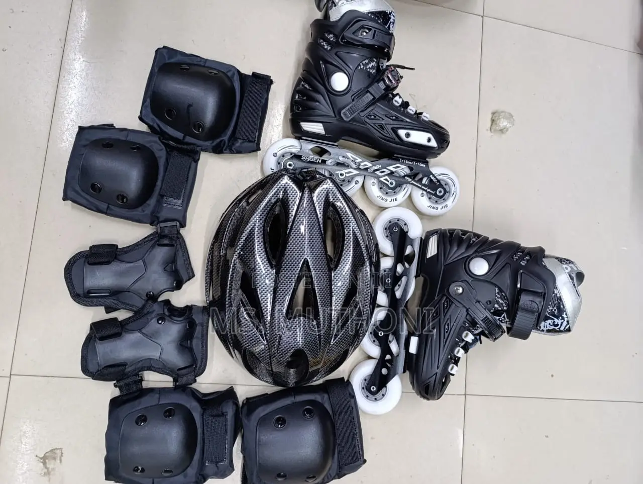 Full Set Hard Boot With Rubber Wheels in Black Skating Sey