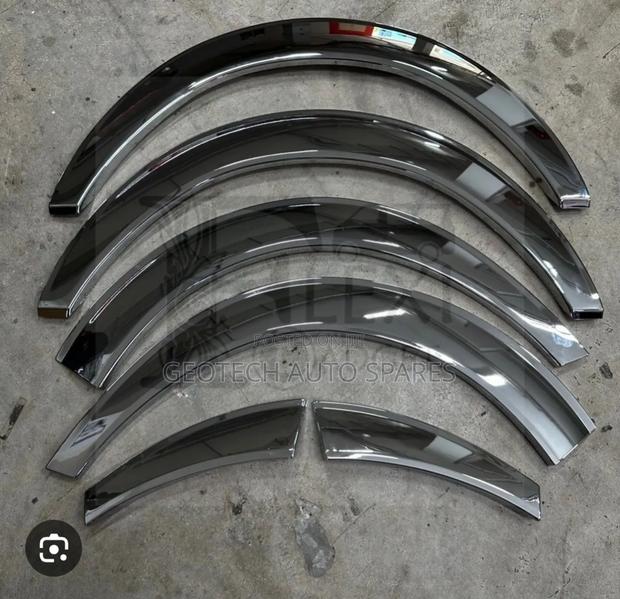 Toyota Hiace 7l Wheel Flares Chrome Moulding