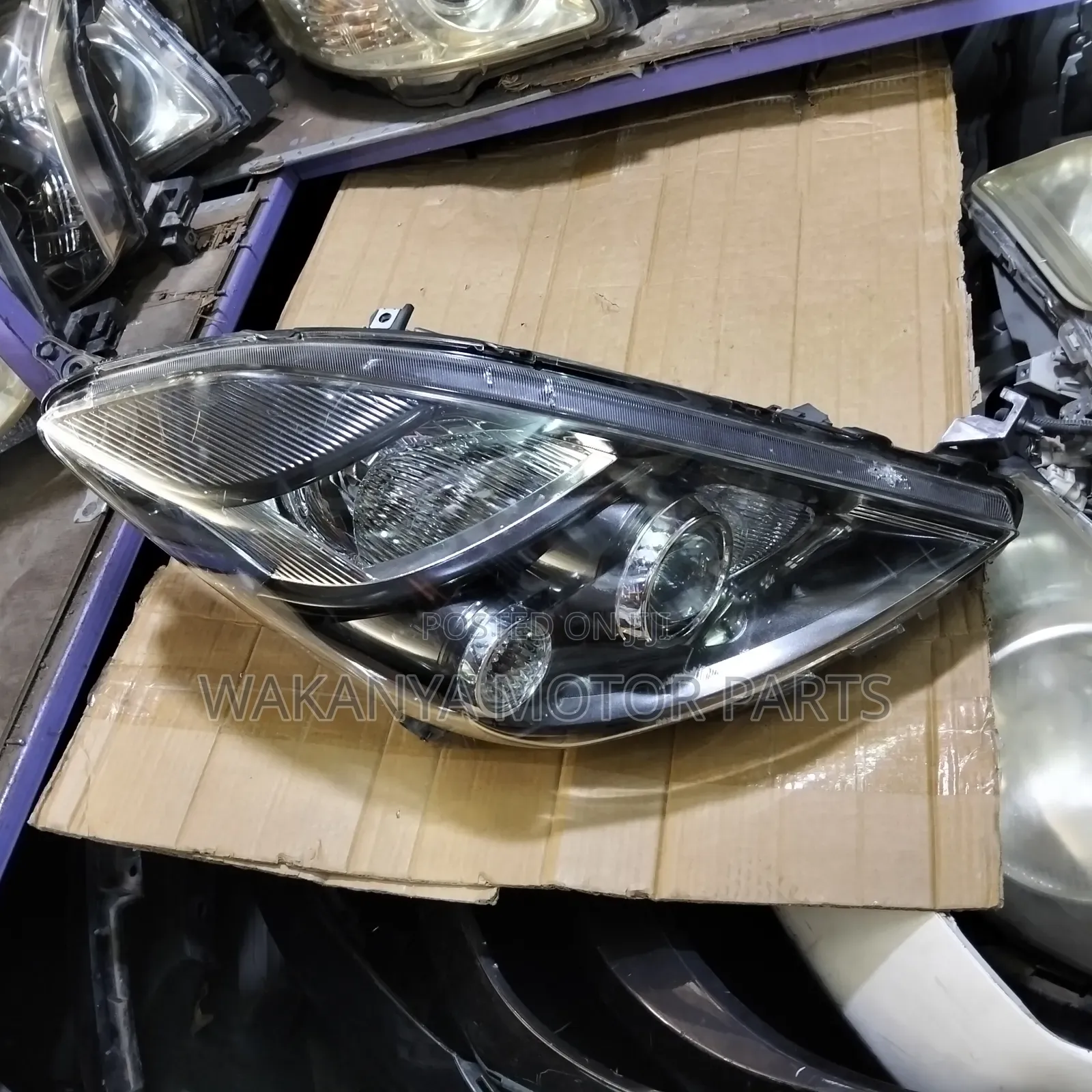 Toyota Isis 2008/2010 Zenon Shiny Reflector Headlight,