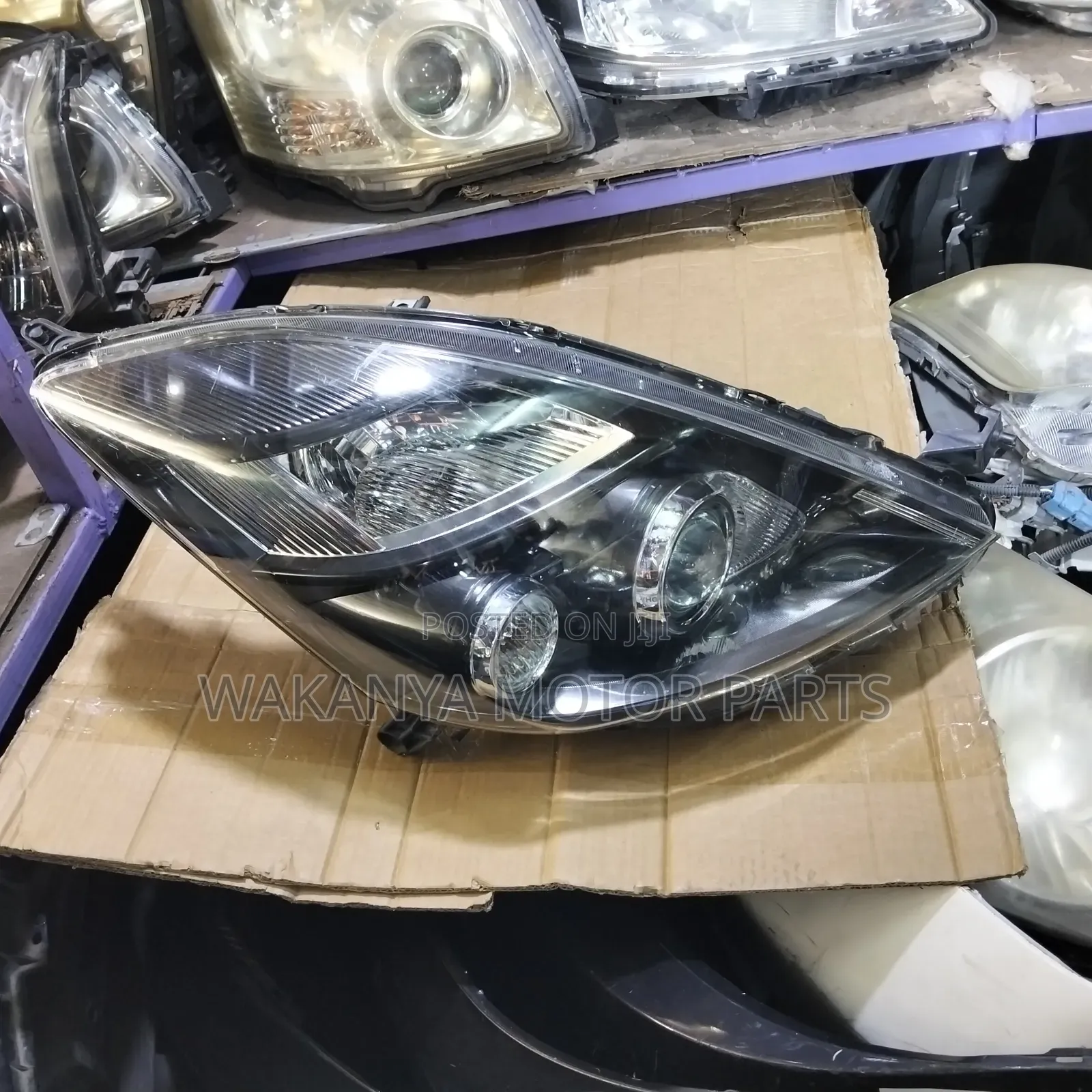 Toyota Isis 2008/2010 Zenon Shiny Reflector Headlight,