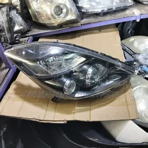 Toyota Isis 2008/2010 Zenon Shiny Reflector Headlight,