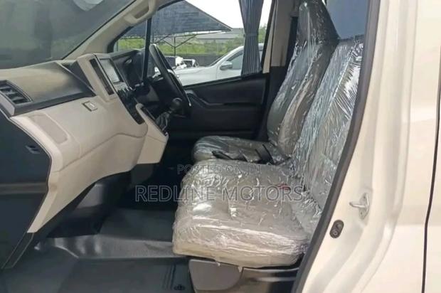 Toyota HiAce 2018 White - thumbnail 3