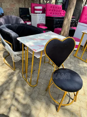 Velvet Styling Table Manicure