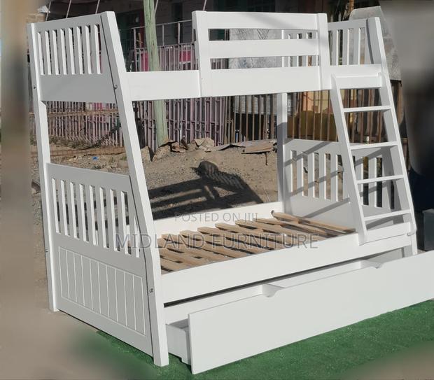 White Decker in Nairobi - thumbnail 2