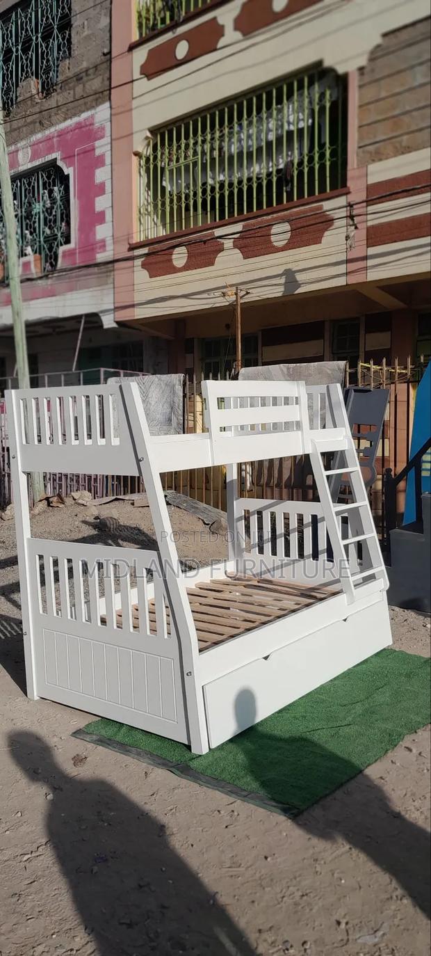 White Decker in Nairobi - thumbnail 3