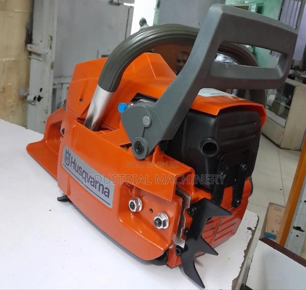 Husqvarna Power Saw Machine 272 >Heavy Duty - main view