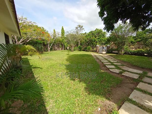 Diani Airbnb 3 Bedroom Private Villa, Large Pool Diani BNB - thumbnail 14