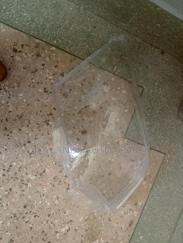 Toyota Noah 2012 Headglass/Headlens