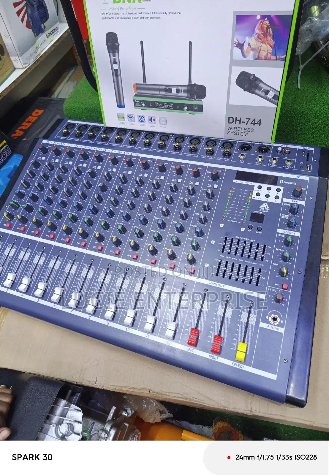 BNK Wireless Microphone With Powered Mixer 12channel