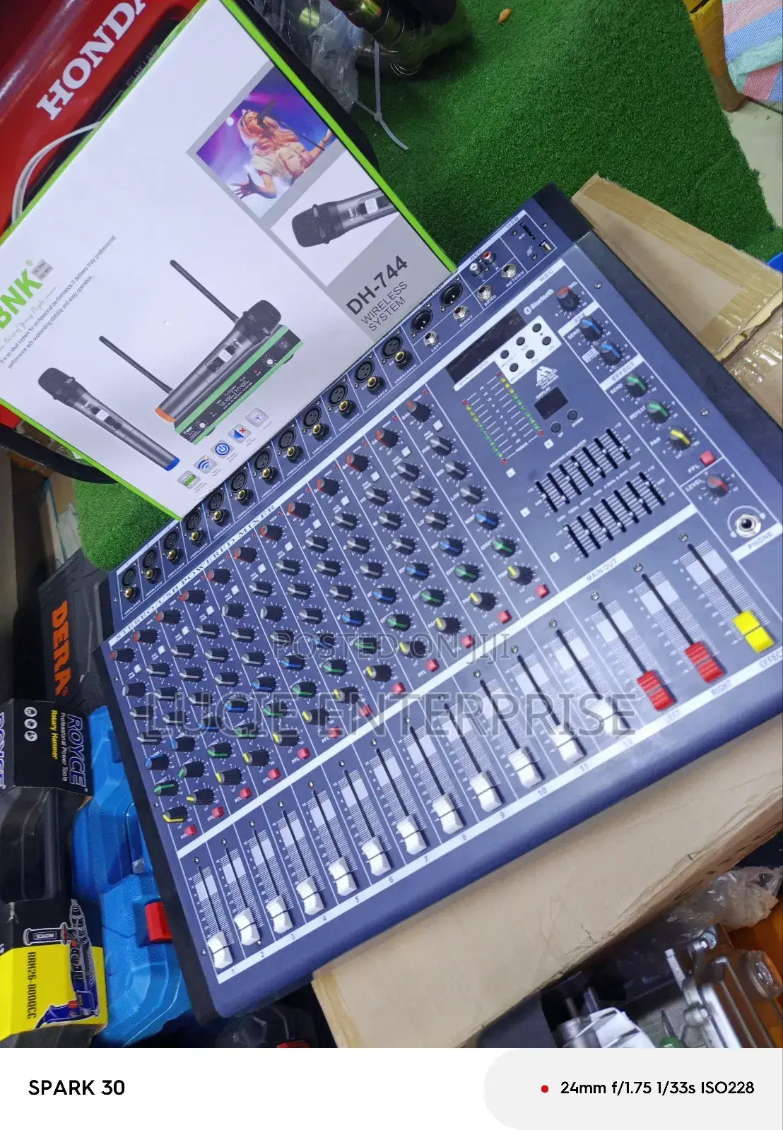 Wireless Microphone BNK With 12channel Mixer