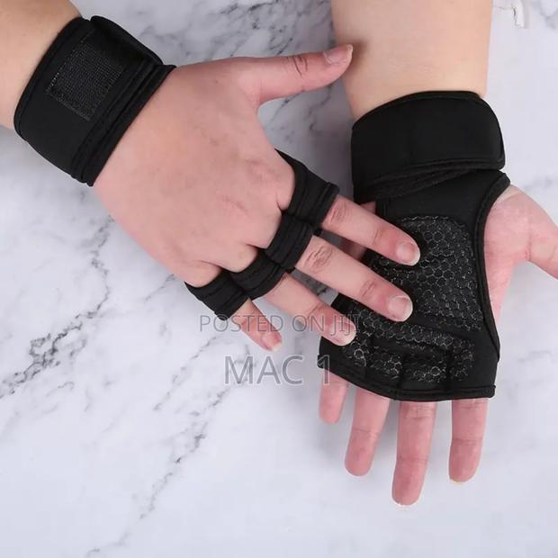 Wrist Support Half-Finger Weightlifting Gym Gloves - main view