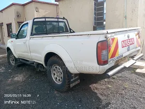 Nissan Hardbody 2010 White