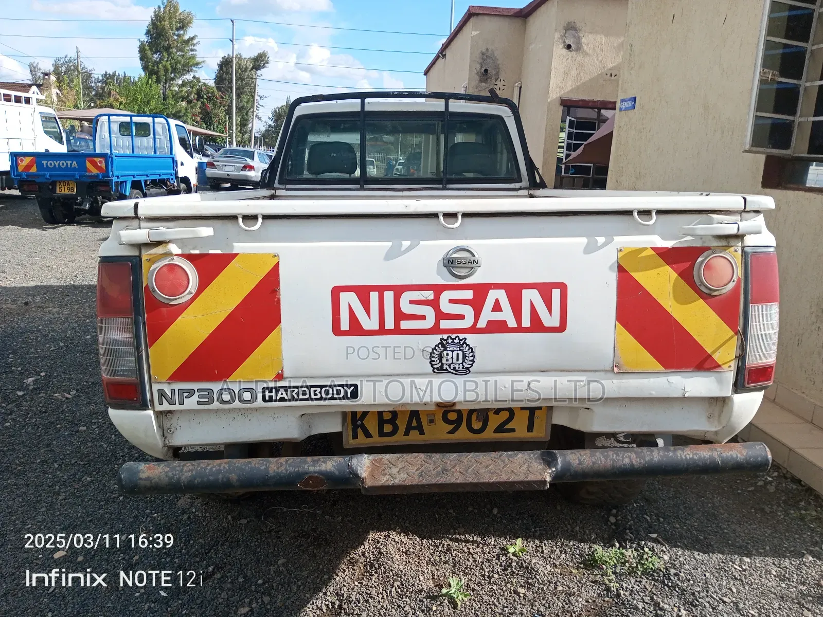 Nissan Hardbody 2010 White