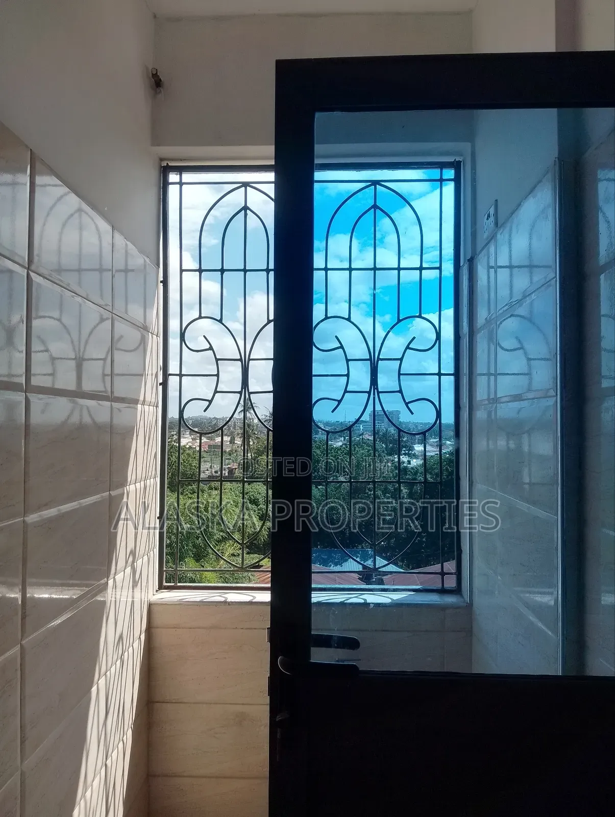 3bdrm Apartment in Beach Road Estate, Nyali for sale