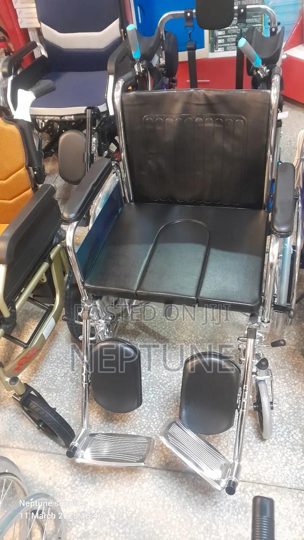 Commode Wheelchair Extra Wide. - main view