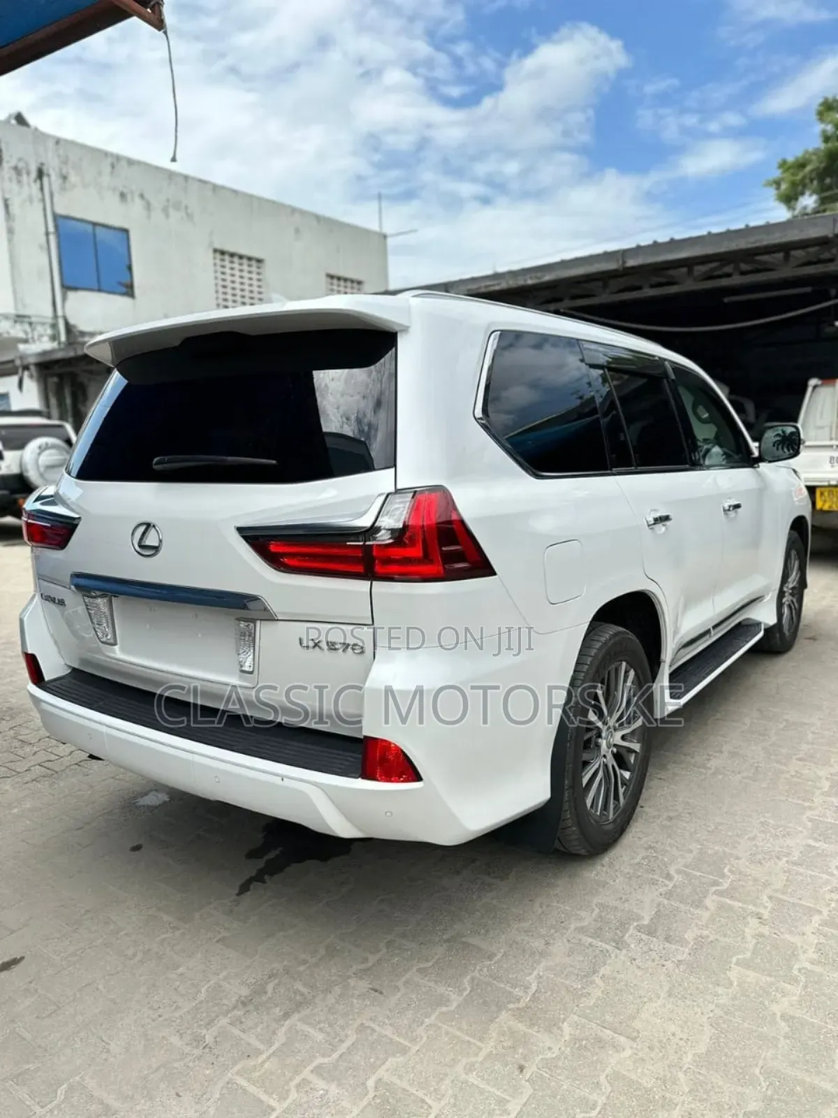 Lexus LX 570 AWD 2018 White