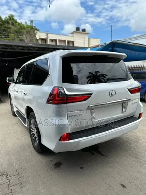 Lexus LX 570 AWD 2018 White