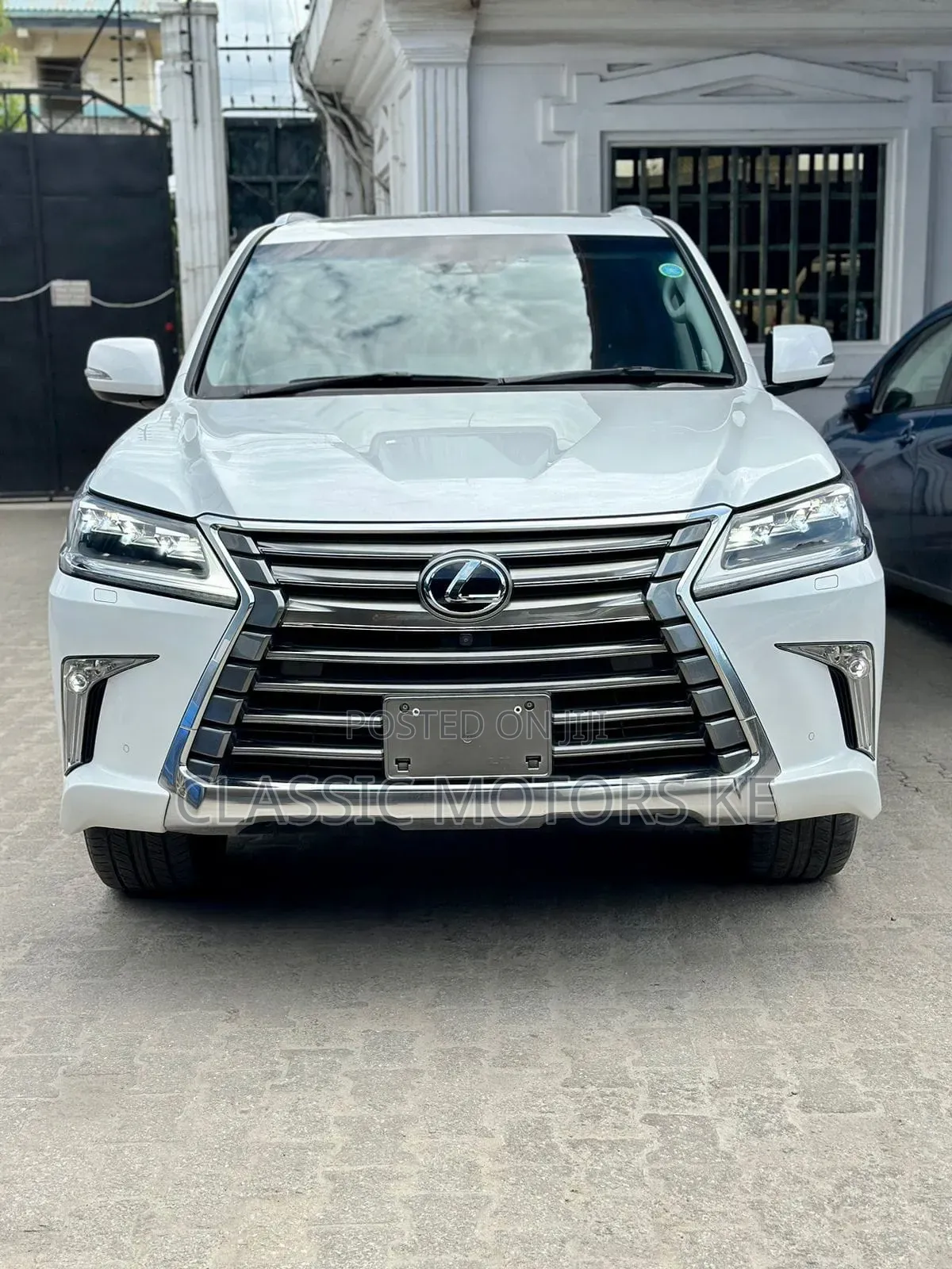Lexus LX 570 AWD 2018 White