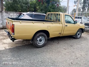 Nissan Hardbody 2008 Gold