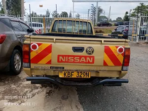 Nissan Hardbody 2008 Gold