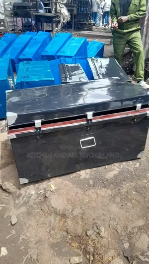 Strong Gauge Metallic Boxes