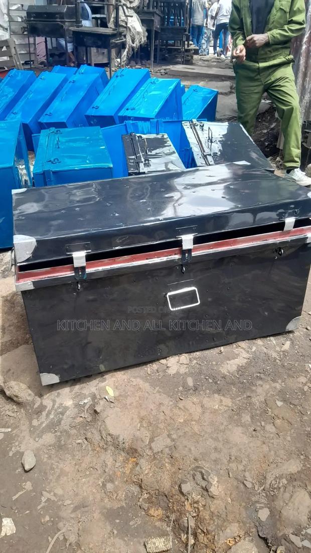 Strong Gauge Metallic Boxes