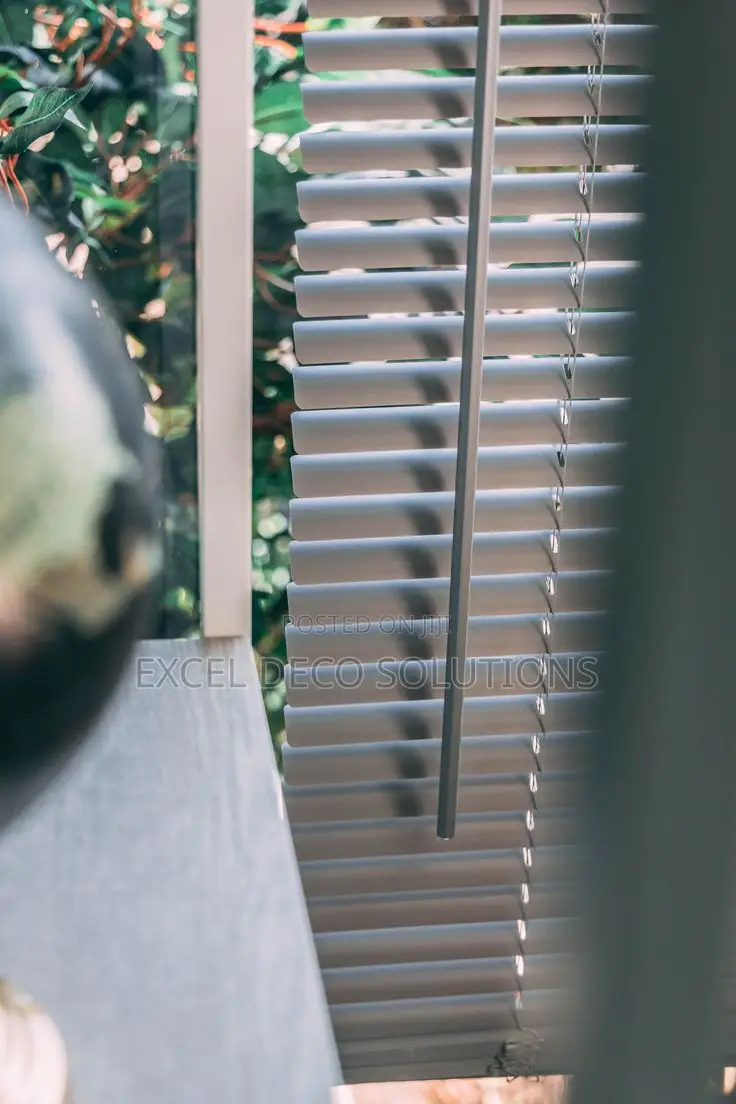Stylish Low-Maintenance Window Covering!-Venetian