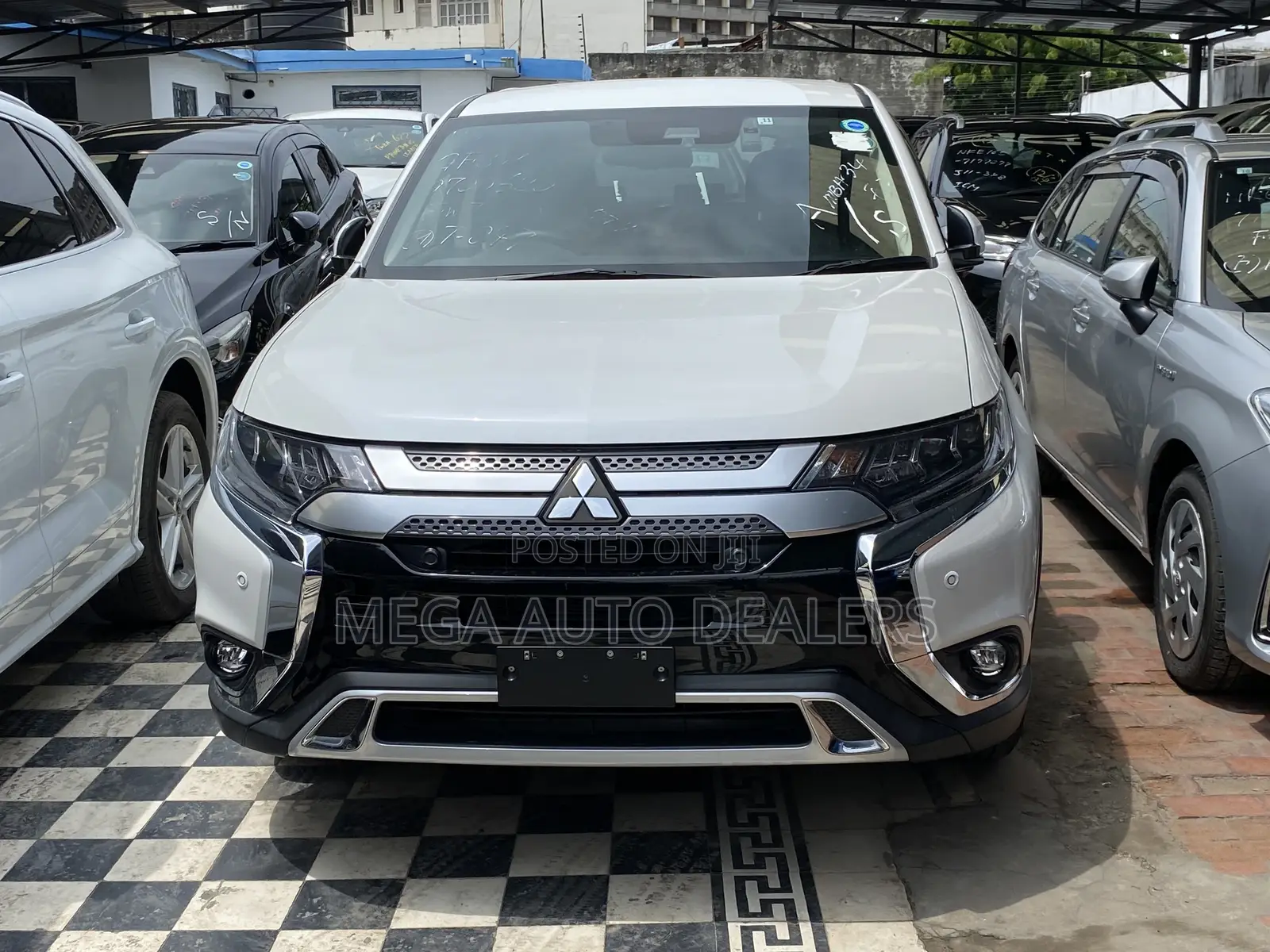 Mitsubishi Outlander 2018 White