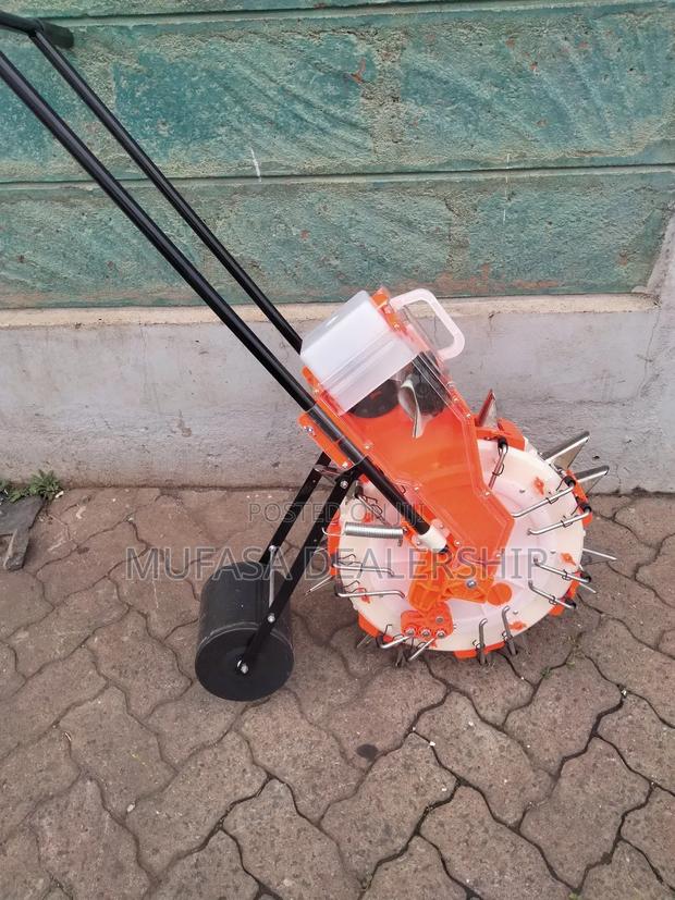 Fertilizer/Seeds Seeder Machine - thumbnail 2