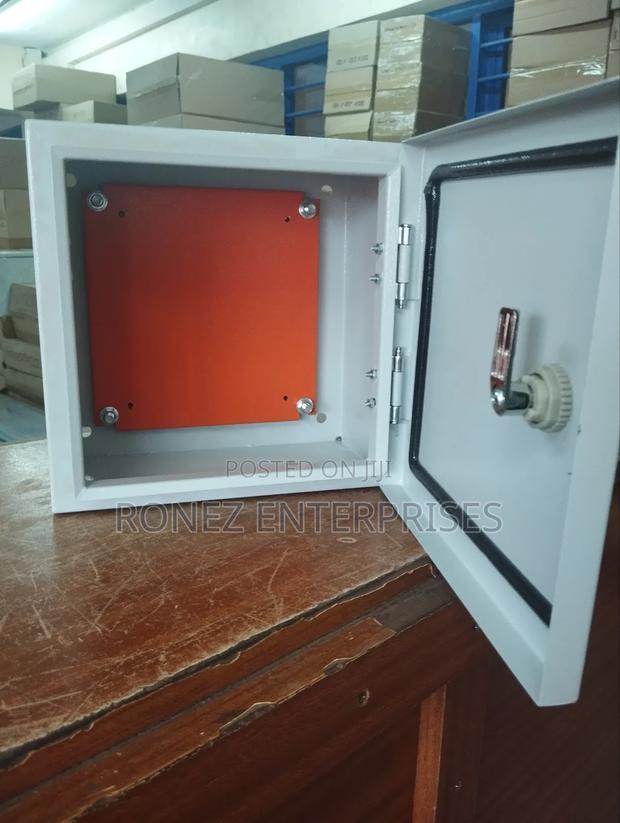 Enclosure Powered Coated 250by250by 150 - thumbnail 2