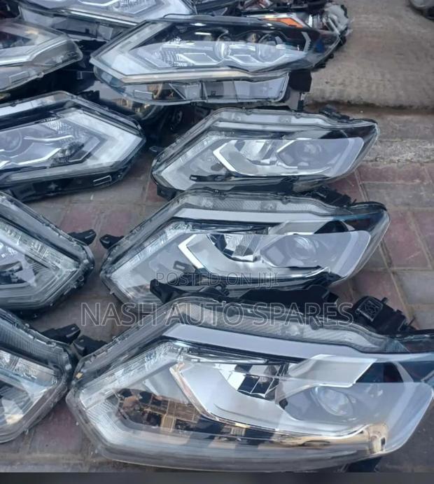 Nissan X-Trail 2015 Headlights