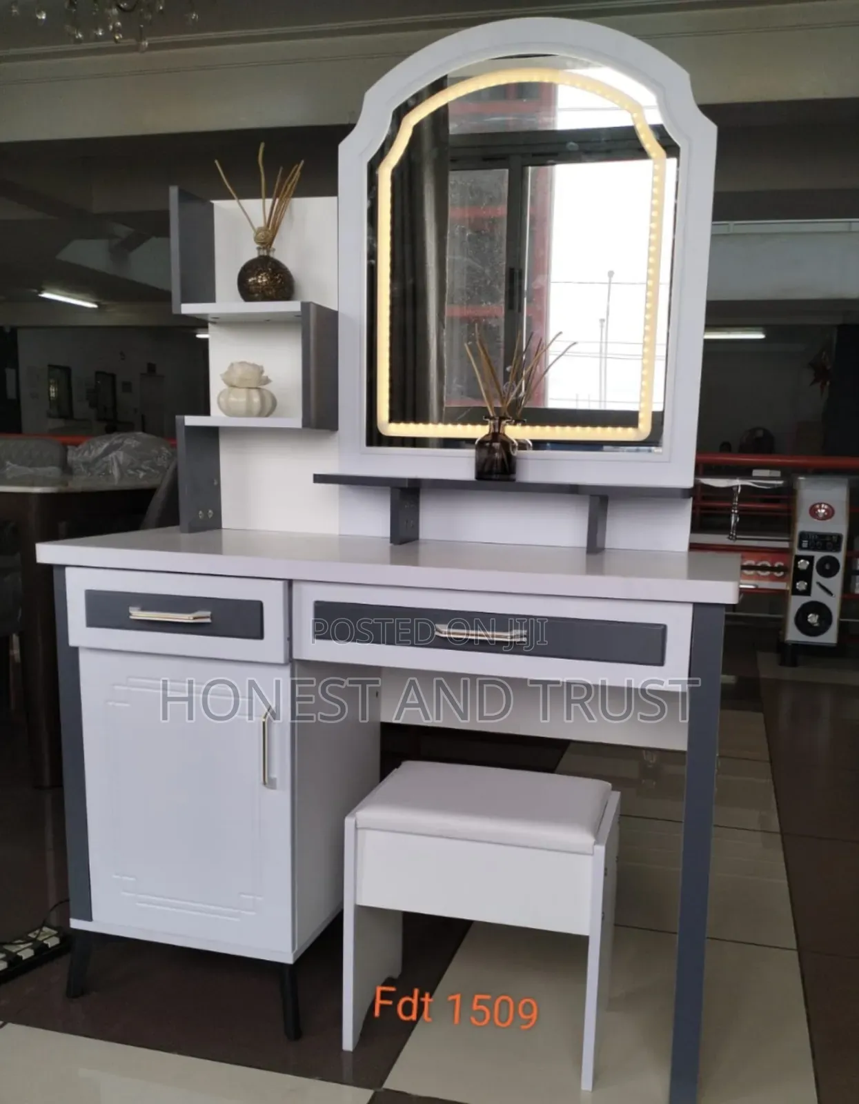 Executive Dressing Table With Sliding Mirror