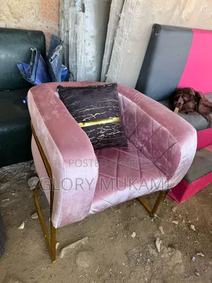 Pink Manicure Styling Chair With A Pillow