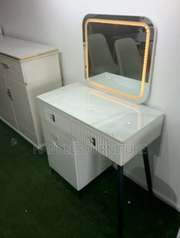 Modal Dressing Make Up Table