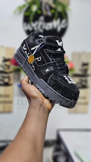 Louis Vuitton Max Trainers Glitters