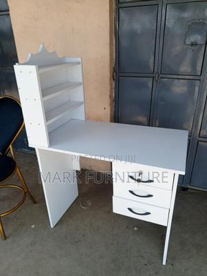 Manicure Table - main view