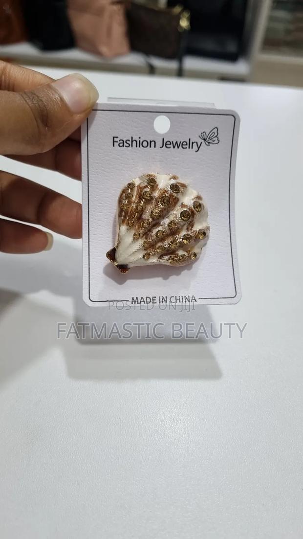 Shell Brooch - main view