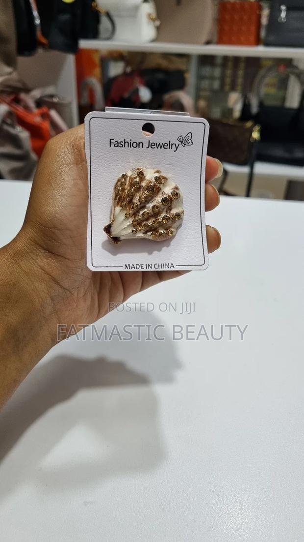 Shell Brooch - thumbnail 2