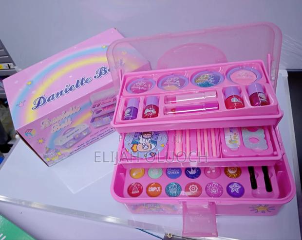 Danielle Belle Mega Makeup Kit