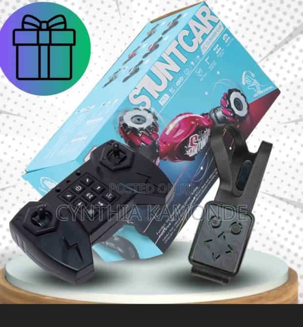 Gesture Sensing Rechargeable Stunt Car - thumbnail 3