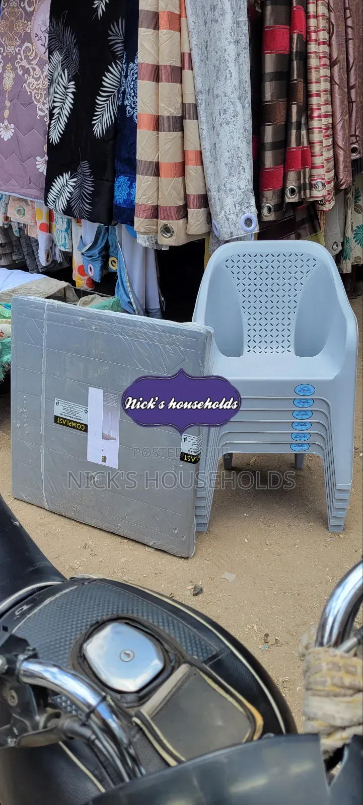 6 Plastic Chairs With a Plastic Table Set (Grey Colour)